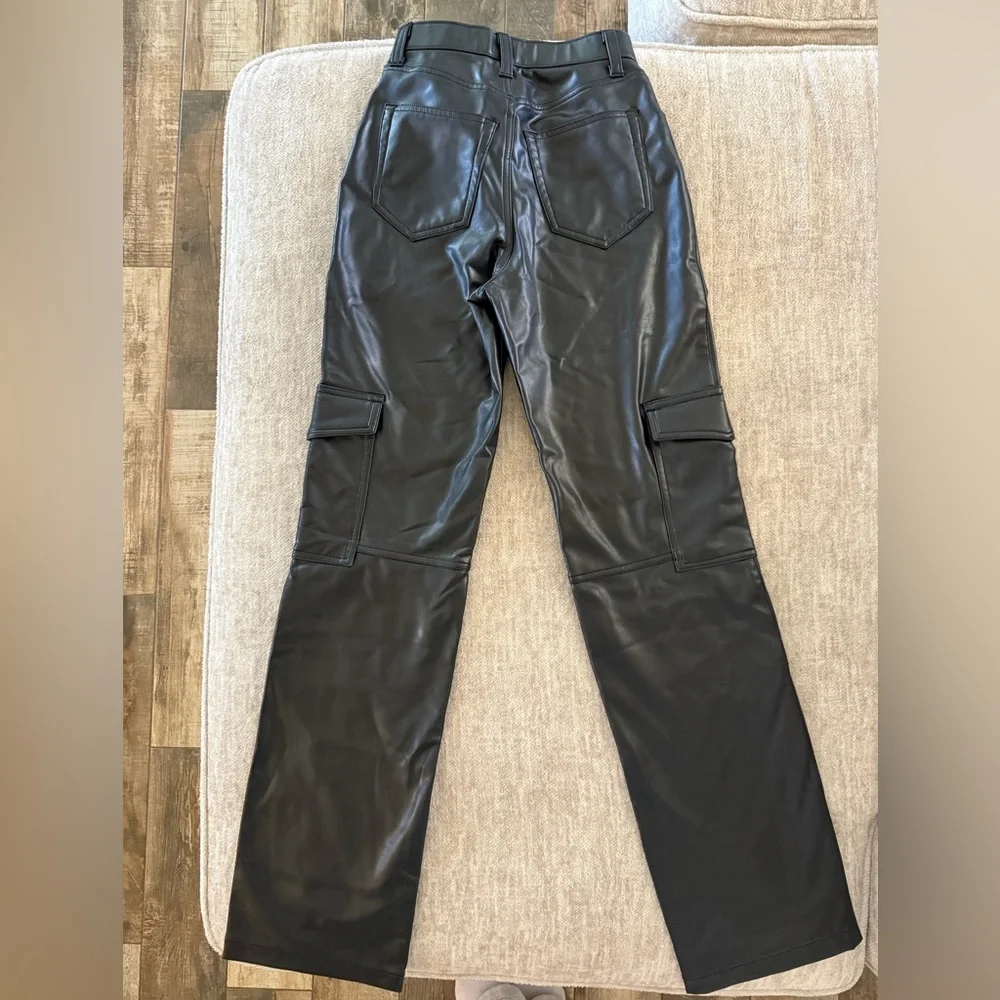 Abercrombie & Fitch ‘90s Relaxed High Rise Vegan Leather Cargo Pant size 23/000 - Picture 3 of 6
